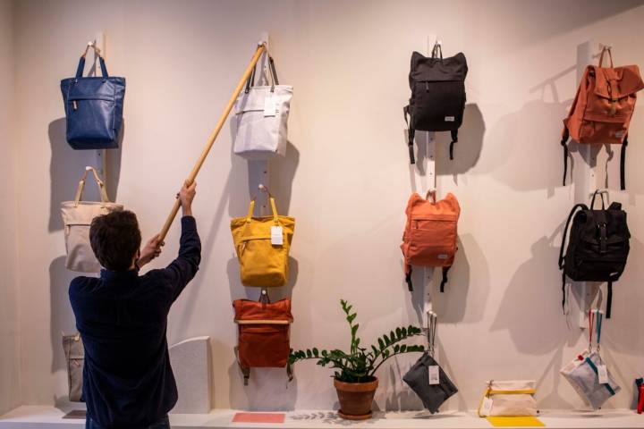 Los diseños de los bolsos y mochilas de 'Walk with me', simples y atractivos.