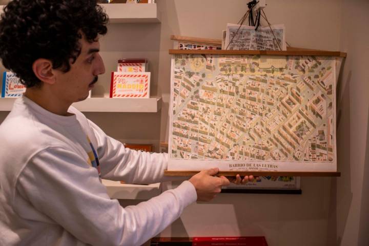 Pablo Baqués sostiene el mapa del Barrio de las Letras, ya un clásico en las tiendas alternativas de Madrid.