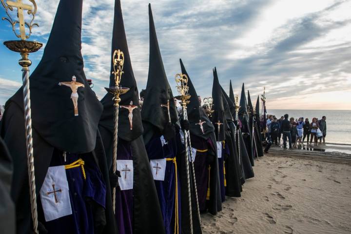 Nazarenos se cuadran en la playa durante una de las escenas más impactantes de la Semana Santa Marinera.