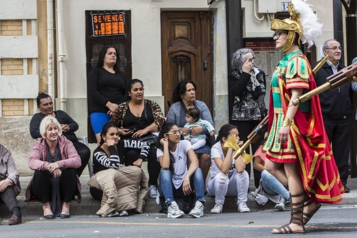 Las aceras, repletas al paso de la comitiva.