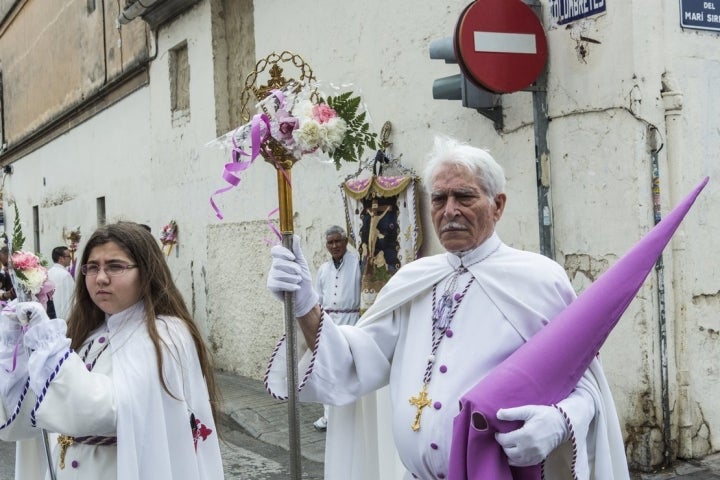 Abuelos, hijos y nietos salen a desfilar juntos.