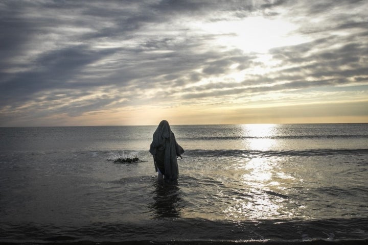 En representación de la Virgen María, se coloca una corona de laurel en el agua.