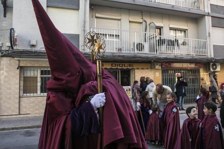 Los actos religiosos regalan momentos de fraternidad entre vecinos.