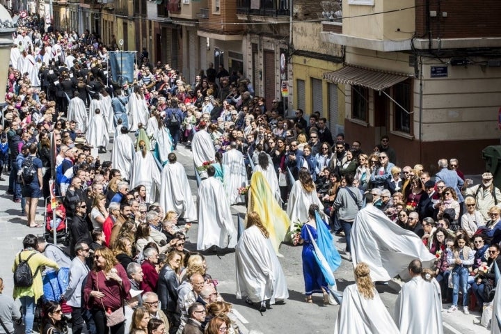 La humildad de los pasos no está reñida con  la devoción del barrio.