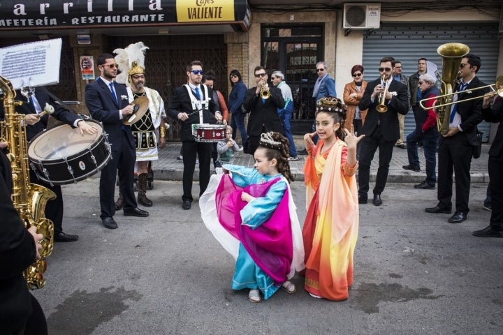 Los más pequeños disfrutan al ritmo de la charanga.