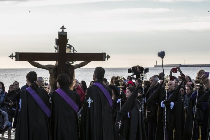 Cofrades, vecinos, turistas y periodistas, todos pendientes del Encuentro.