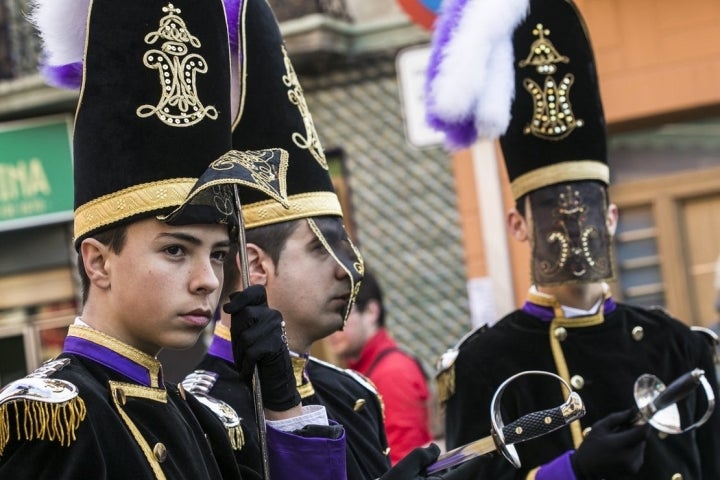 Un delicado bordado cubre las caras de los cofrades durante el viernes santo.