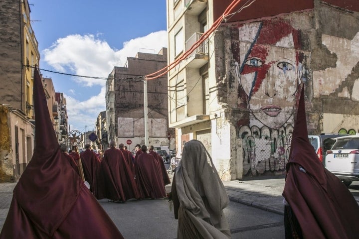 Bajo la atenta mirada de Bowie, los cabanyaleros se despiden de la Semana Santa hasta la próxima.