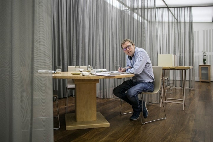 El alemán Bernd H. Knöller sentado en su restaurante en Valencia, el 'Riff'.