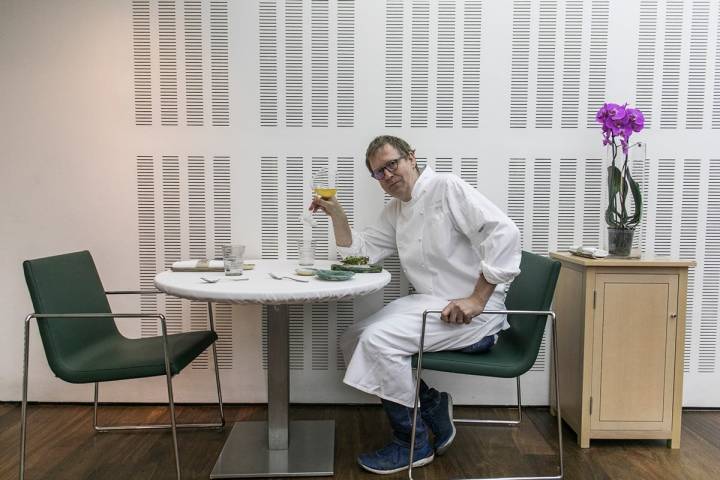 El chef alemán sentado y dispuesto para comer en su propio local.