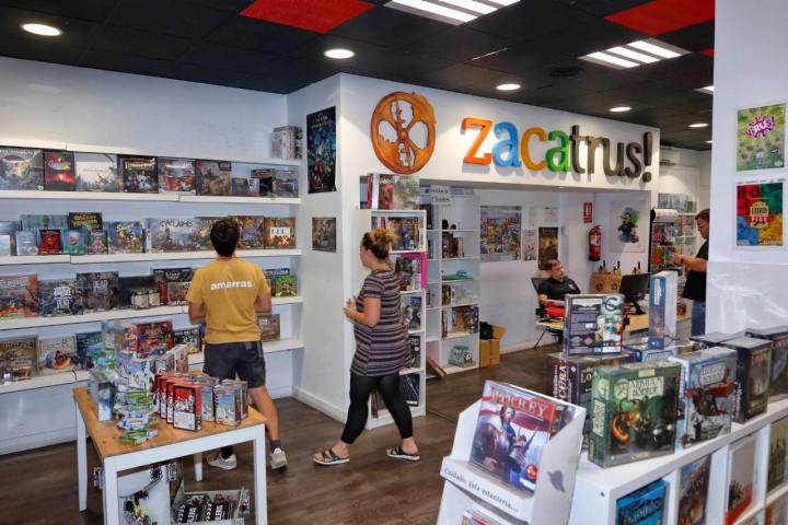 'Zacatrús' comenzó siendo una tienda 'online' y ahora son referente en la venta de juegos de mesa en Madrid.