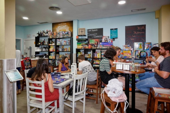 Un jueves por la tarde el local está a rebosar.