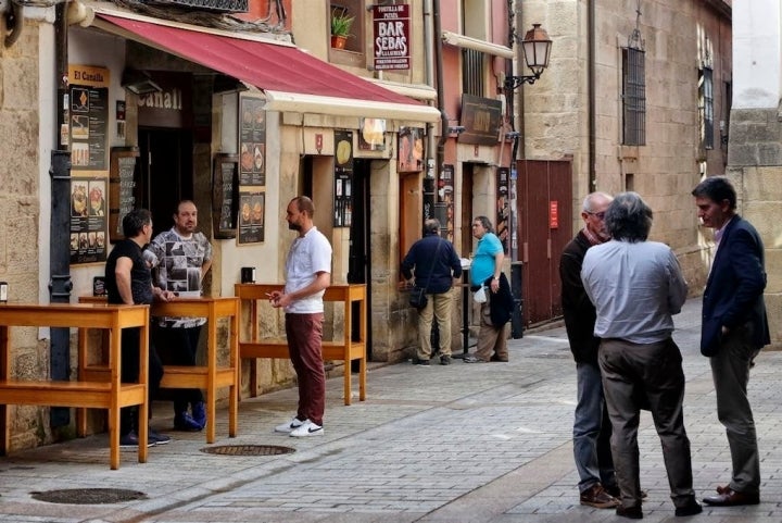 Y cuando no haya actuaciones, unos pinchos en la calle Laurel. Foto: Roberto Ranero.