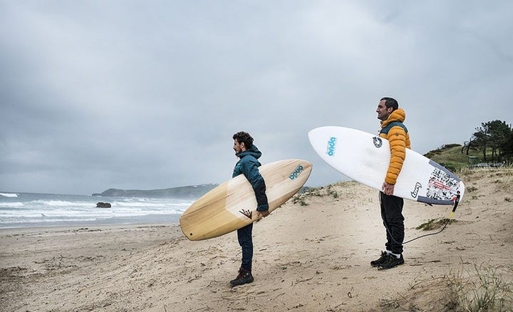 Pablo de la Mora y Arjuna Zapatero, en la playa 'El Rosal'. Foto: SOFíA MORO.