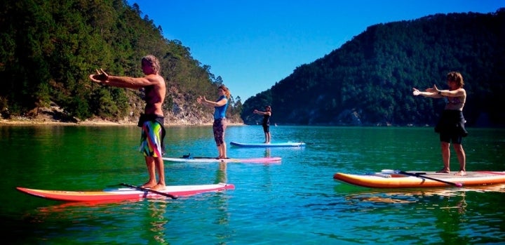 La playa de El Sable es el escenario perfecto para un 'Saludo al sol' flotante. Foto: SUP Dreamers.