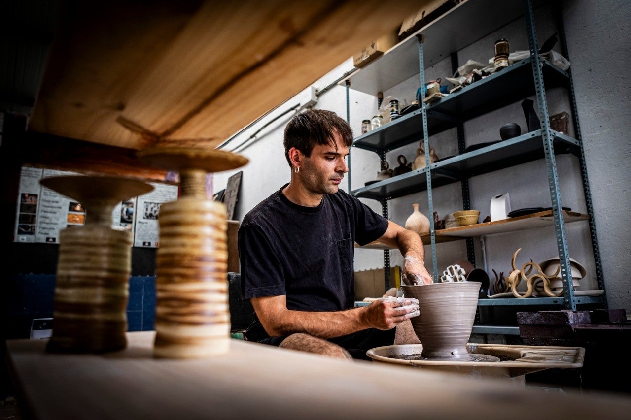 Miguel trabaja en dos talleres, uno de ellos en Soria ciudad.