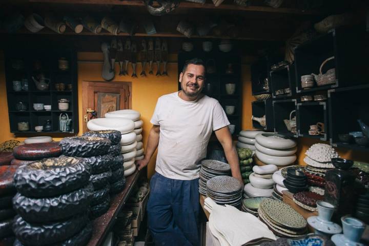 Gonzalo Martín lleva dedicándose a la cerámica desde los 18 años.