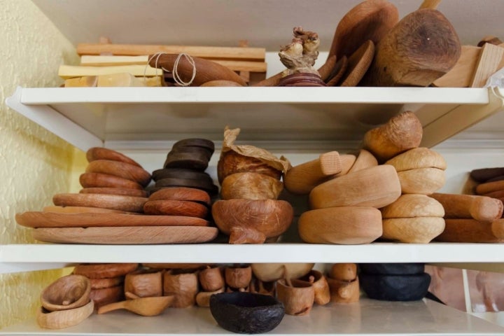 Las piezas de menaje de madera son capaces de convertir la mesa y la cocina en un espacio aún más acogedor.