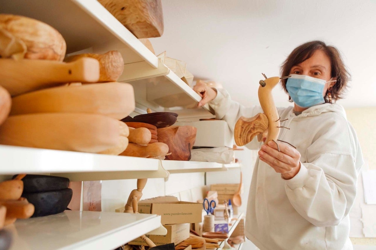 Marta Villamayor en su taller de Valdemorillo, con algunas de sus exclusivas piezas en madera.