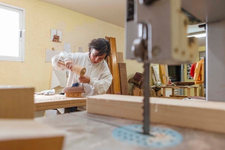 Desde su taller 'Espiral de Virutas', Marta Villamayor saca partido a cualquier tronco o taco de madera que cae en sus manos.