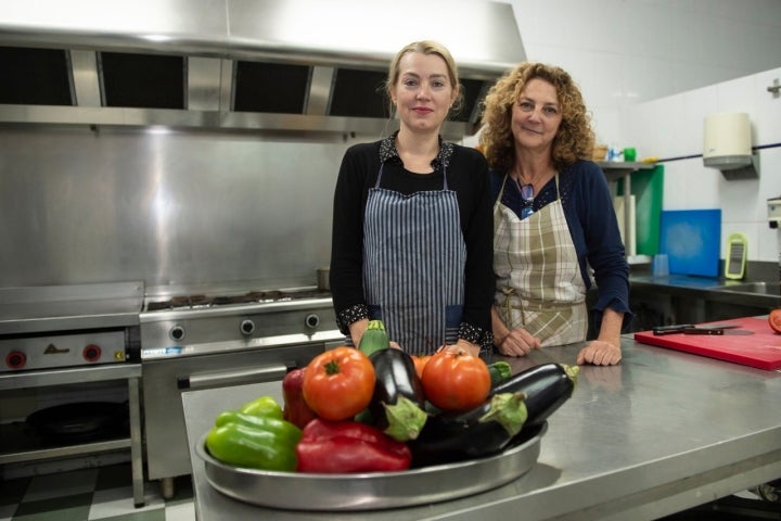 Eva y María, las anfitrionas.