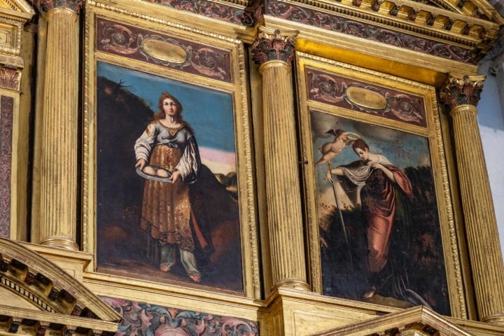 Dos de las diez santas católicas del retablo barroco.