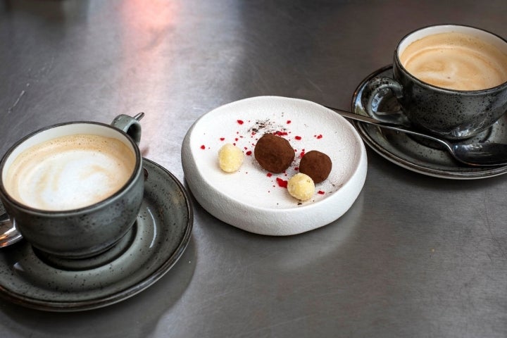 Las tazas de 'Hospes' y los dulces se pagan, junto con las vistas.