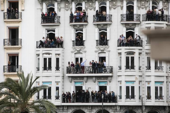 Son muchos los valencianos que en estas fiestas alquilan balcones privados.