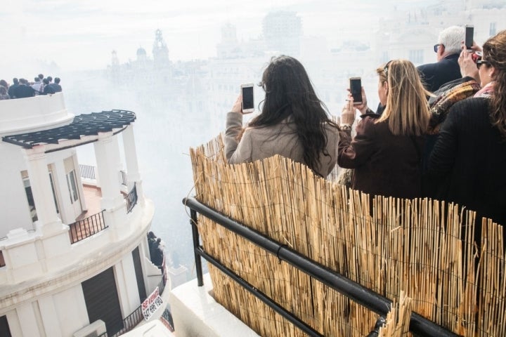 El humo de la mascletà llega a todos los lugares, aunque estés en lo más alto.