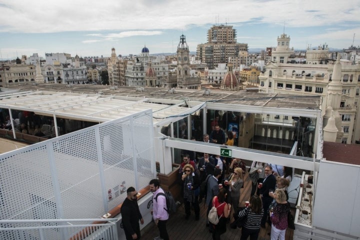 Desde esta terraza 360º se divisa el skyline de la ciudad.