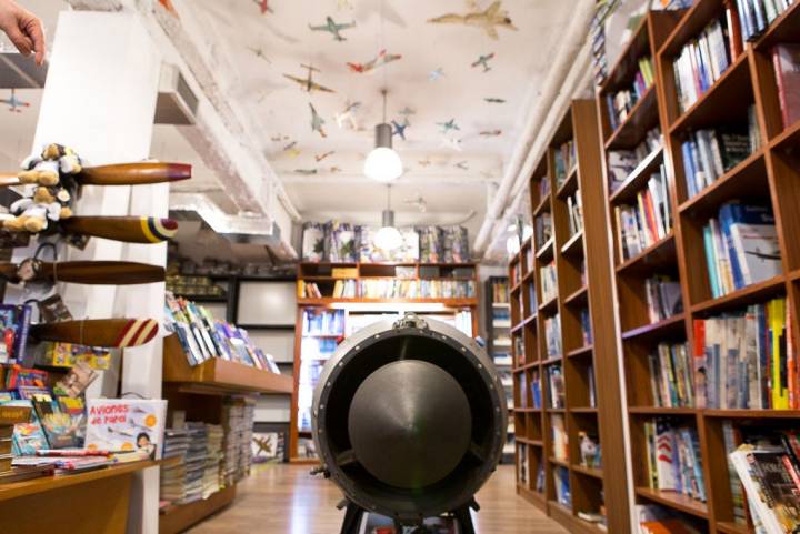 En los pasillos de la librería se exhibe una turbina de un avión Saeta.