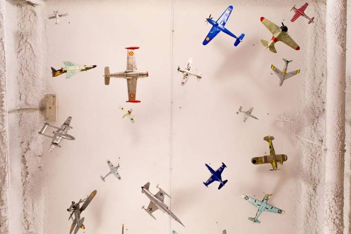 Varias maquetas de aviones decoran los techos del local.
