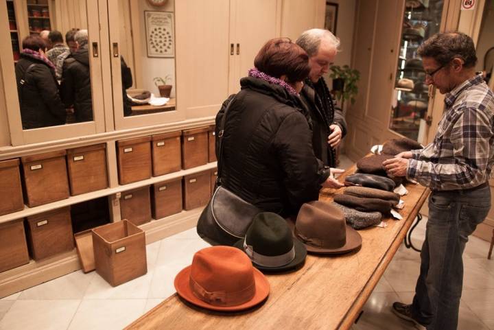 La tienda tiene un stock de más de 10.000 sombreros.