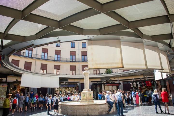 Aunque conserva su esencia y sus tiendas, la Plaza Redonda, en pleno centro, fue remodelada hace unos años.