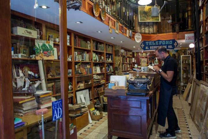 La librería de Rafael Solaz es de otra época. Acumula 15.000 libros en sus estanterías.
