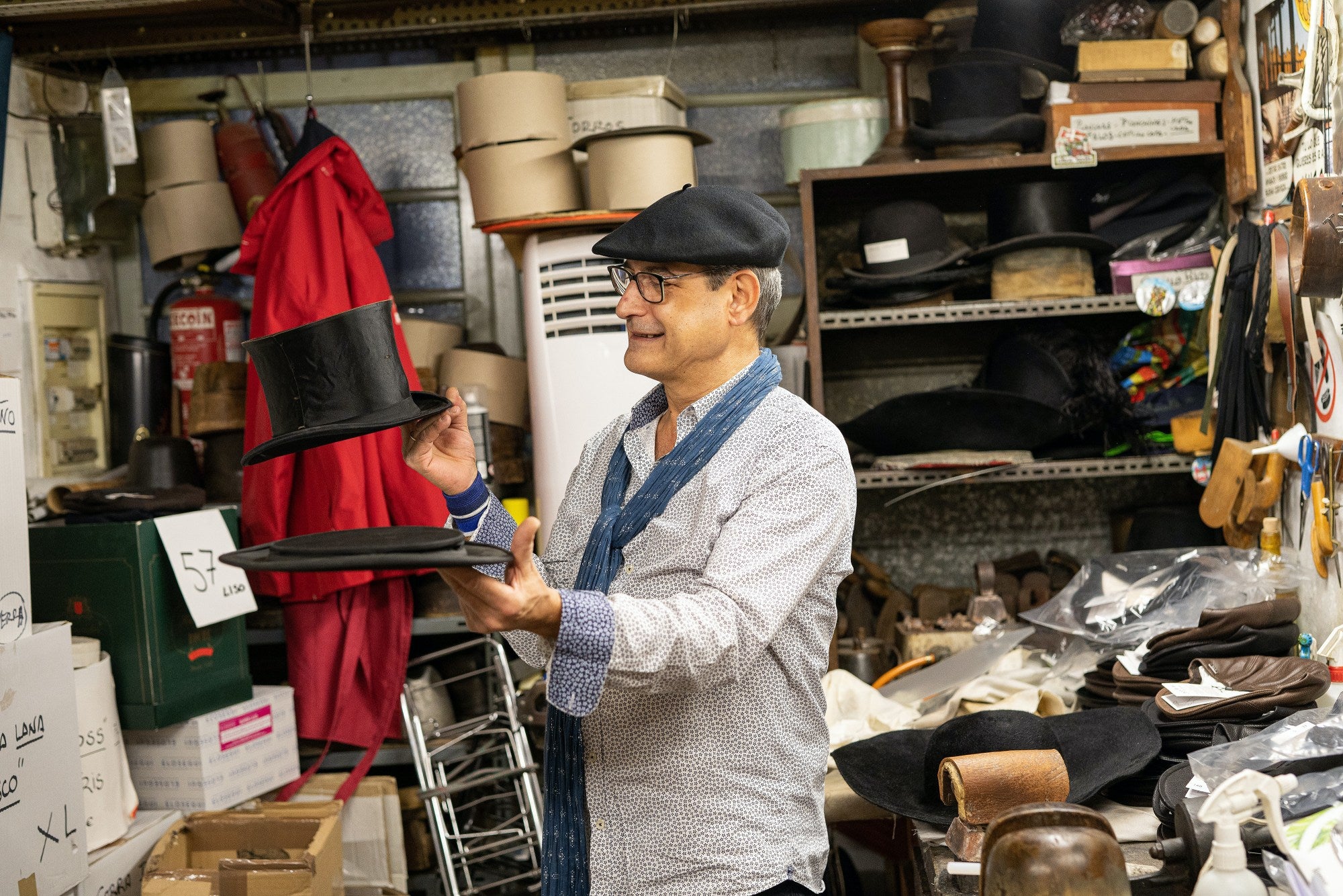 Traje de accesorios para hombres sobre fondo de madera vieja