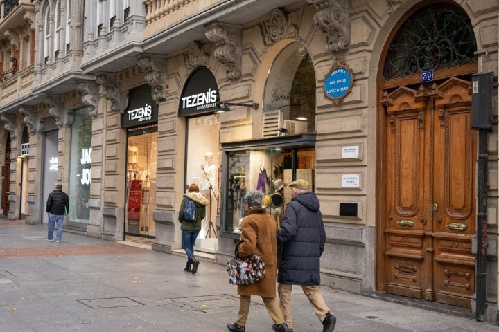 La puerta de 'Guantes Varadé' casi pasa desapercibida.