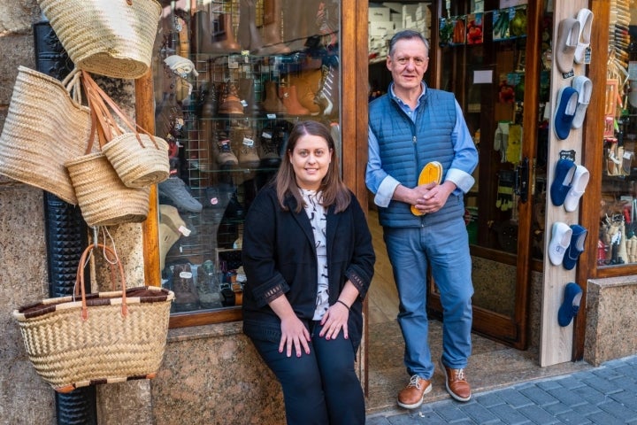 Laura y Avelino Fernández, hija y padre, en la puerta de su negocio