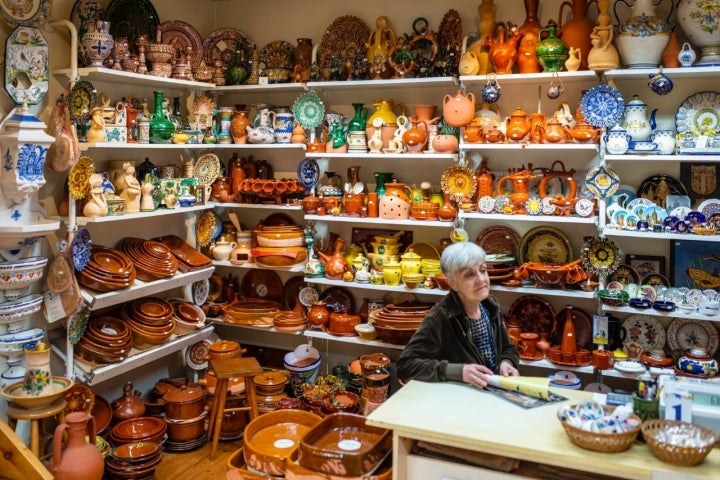 Interior de la tienda de alfarería 'La Cacharrería' en León