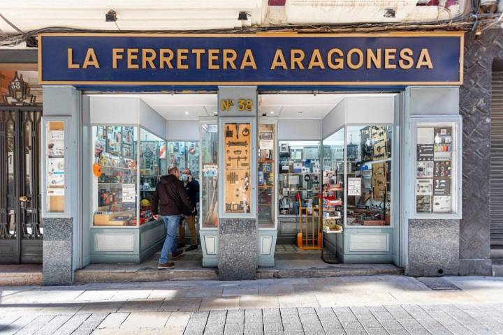 Tienda Zaragoza 'La Ferretera Aragonesa': fachada