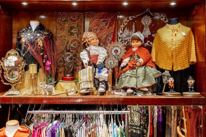 Tienda Zaragoza 'Bellostas': objetos en vitrinas