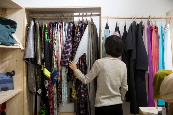 Su colección de ropa está formada por elegantes y sencillas prendas de tejido natural elaborado con restos de la poda de árboles.