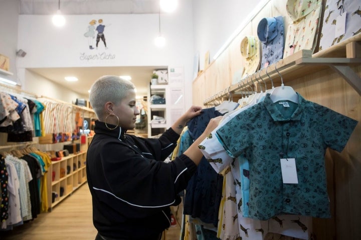 También elaboran prendas para hombre, mujer, niño y niña con los mismos estampados.