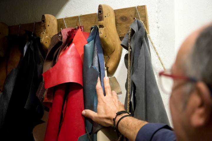 A partir de hormas y tacones de diferentes tamaños, la artesana realiza un calzado a medida en el que el estampado y las telas también se pueden elegir.