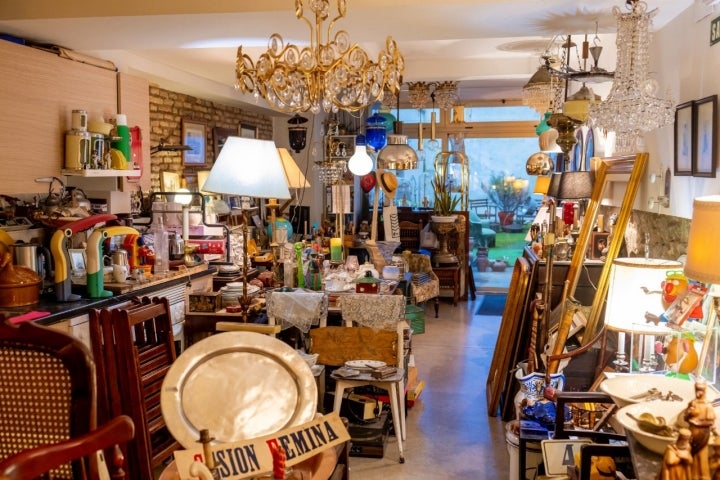 Interior de la tienda de antigüedades Le Bulón en Pamplona.