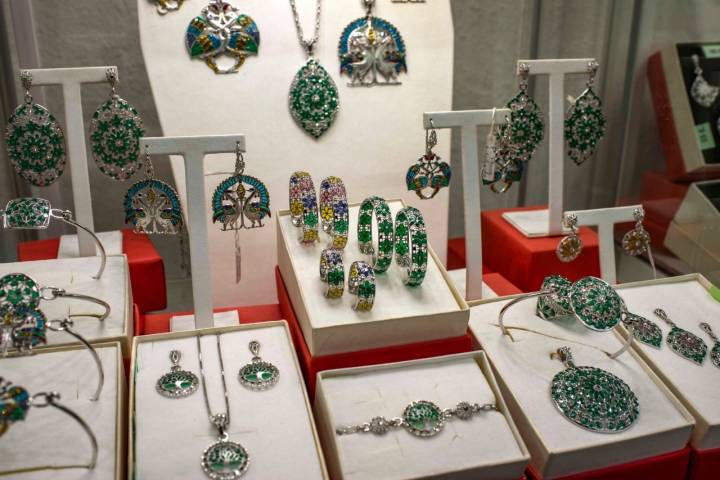 Algunas de las joyas que venden en la tienda de los hermanos Cerezo, cuarta generación de orfebres.