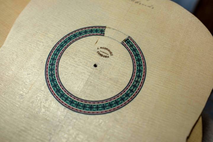 El mosaico es, junto a la etiqueta y la forma del mástil, la firma del artesano.