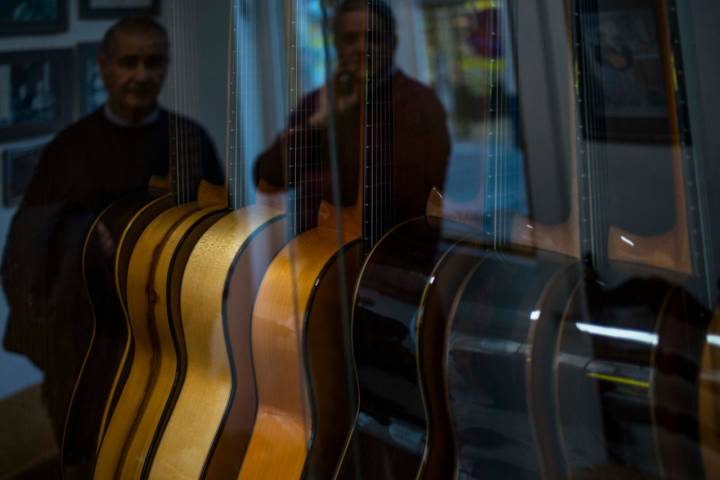 Este luthier utiliza distintos tipos de madera en sus guitarras: cedro, palo santo, ciprés...