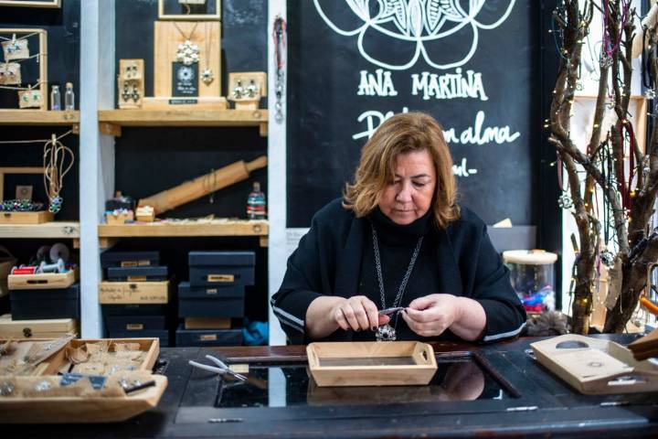 Ana Martina, la tercera generación de joyeros, en su pequeña tienda de la Judería.