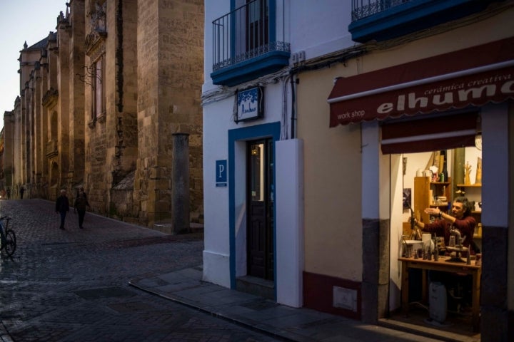 El taller de Jesús está pegado a la Mezquita.